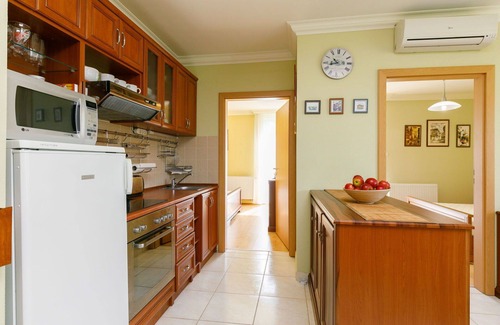Balatonoszod Apartamento | Precioso apartamento para 5 personas con WIFI, A/C, TV, patio y aparcamiento