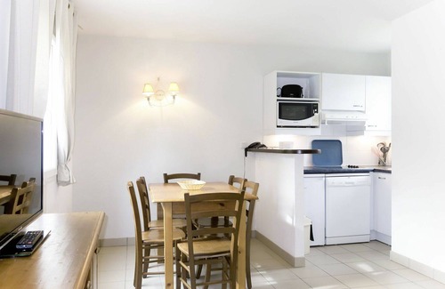 Crozon Casa | Hermoso apartamento en villa con WIFI, piscina, TV, terraza, mascotas permitida y aparcamiento