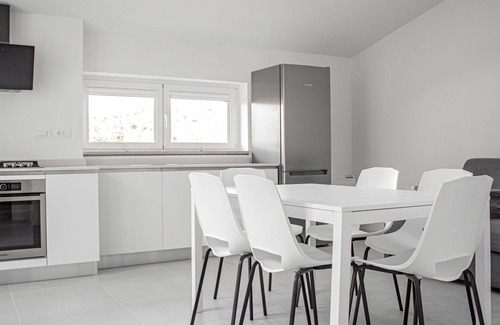 Sistiana Casa | Acogedor apartamento en villa para 6 personas con A/C, WIFI, piscina, TV, terraza y aparcamiento