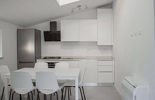 Sistiana Casa | Acogedor apartamento en villa para 6 personas con A/C, WIFI, piscina, TV, terraza y aparcamiento