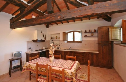 Gallina Apartamento | Acogedor apartamento con WIFI, piscina, TV, vista panorámica y aparcamiento, cerca de Montepulciano
