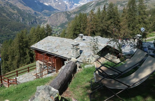 Valtournenche Apartamento | Acogedor apartamento para 3 personas con patio, mascotas permitida y aparcamiento