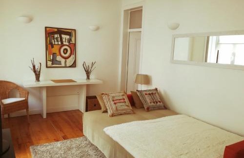Linda-a-Velha Apartamento | Lovely Apartment near Belém