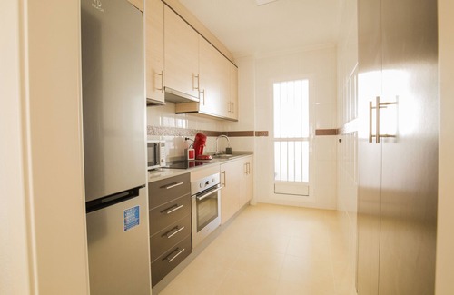 La Marina Apartamento | Precioso apartamento cerca de la playa, WIFI gratuito, garaje, piscina, aire acondicionado, terraza en la azotea