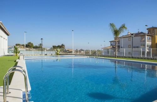 La Marina Apartamento | Precioso apartamento cerca de la playa, WIFI gratuito, garaje, piscina, aire acondicionado, terraza en la azotea