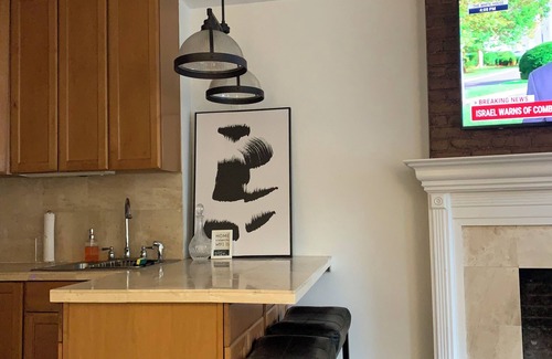 Ukrainian Village Apartamento | Lovely Apt with Queen Beds, Fireplace, Close to Subway, Sleeps 4