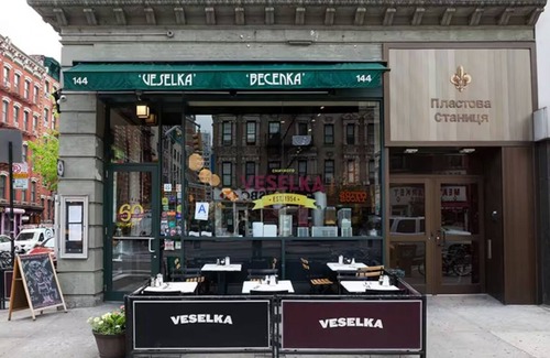 Ukrainian Village Apartamento | Lovely Apt with Queen Beds, Fireplace, Close to Subway, Sleeps 4