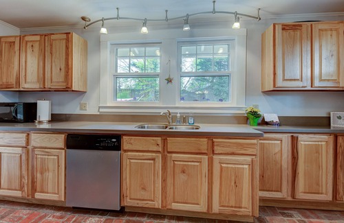 Black Mountain Casa | Lovely Arts & Crafts Bungalow in downtown Black Mountain - 15mins from Asheville