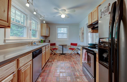 Black Mountain Casa | Lovely Arts & Crafts Bungalow in downtown Black Mountain - 15mins from Asheville