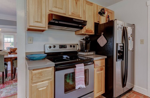 Black Mountain Casa | Lovely Arts & Crafts Bungalow in downtown Black Mountain - 15mins from Asheville