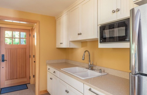 Meredith Casa | Lovely Black Cat Island waterfront