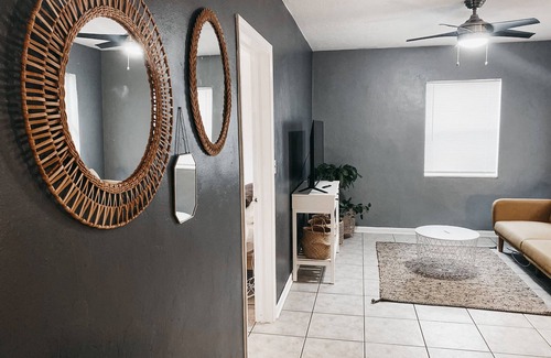 South Middle River Apartamento | Lovely Bohemian Apartment