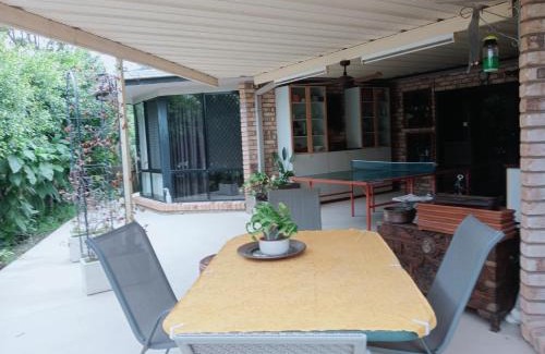 Collingwood Park Cama Y Desayuno | Lovely, bright single bedroom, private bathroom, coffee beakfast, relax, near shopping Malls