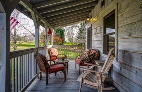 Crossville Cabina | Lovely cabin near Cumberland Mtn State Park, Nice kitchen & living spaces