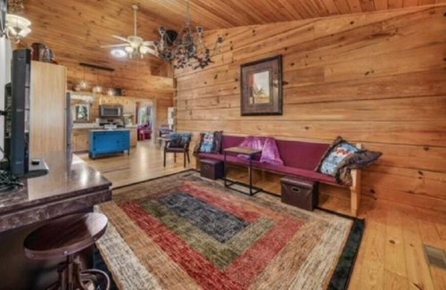 Crossville Cabina | Lovely cabin near Cumberland Mtn State Park, Nice kitchen & living spaces