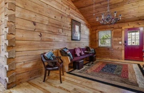 Crossville Cabina | Lovely cabin near Cumberland Mtn State Park, Nice kitchen & living spaces