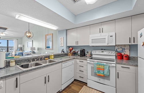 Avon Condominio | Lovely canal front condo with pool, kitchen, washer/dryer, TV, & board games