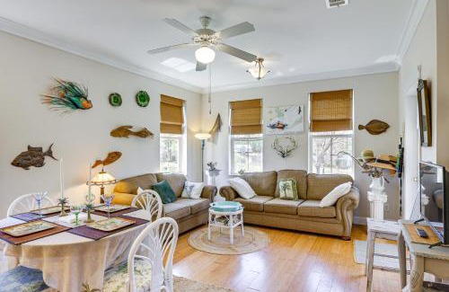 Carrabelle Casa | Lovely Carrabelle Home with Lake Views and Pool Access