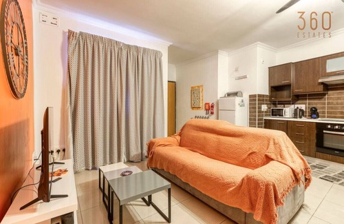 Tal-Ghoqod Apartamento | Lovely, central 2BR home, just off St Julians w/AC