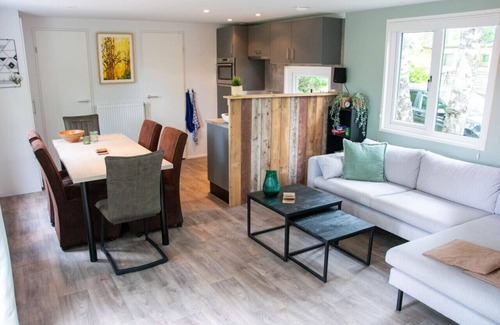 Bosgebied Hoenderloo Chalet De Esquí | Lovely chalet in Hoenderloo with sunny terrace.