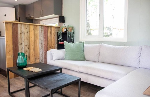 Bosgebied Hoenderloo Chalet De Esquí | Lovely chalet in Hoenderloo with sunny terrace.