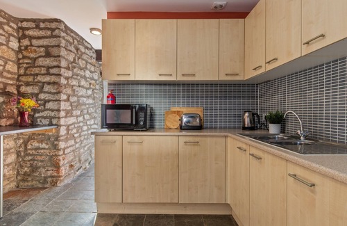 Llanddowror Cabaña | Lovely Coach house with 2 bedrooms and garden, with lovely restaurant on site