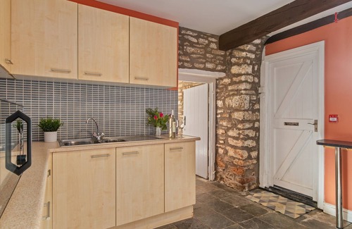Llanddowror Cabaña | Lovely Coach house with 2 bedrooms and garden, with lovely restaurant on site