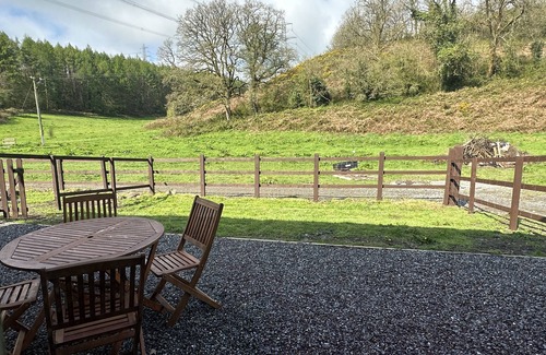 Llanddowror Cabaña | Lovely Coach house with 2 bedrooms and garden, with lovely restaurant on site