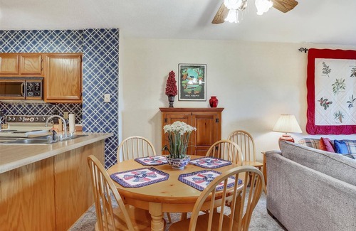 Davis Condominio | Lovely condo offers great views, ideal location and all the comforts of home.