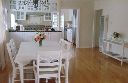 Seaside Cabaña | Lovely cottage 2 miles from the beach in quiet neighborhood