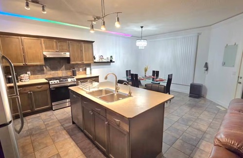 Cochrane Casa | Lovely & Cozy Home Near BANFF! Ski and Hike!