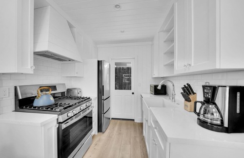 Laguna Beach Cabaña | LOVELY DESIGNER COTTAGE! 3 MIN WALK TO THE BEACH AND HEISLER PARK!