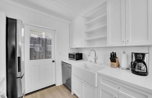 Laguna Beach Cabaña | LOVELY DESIGNER COTTAGE! 3 MIN WALK TO THE BEACH AND HEISLER PARK!
