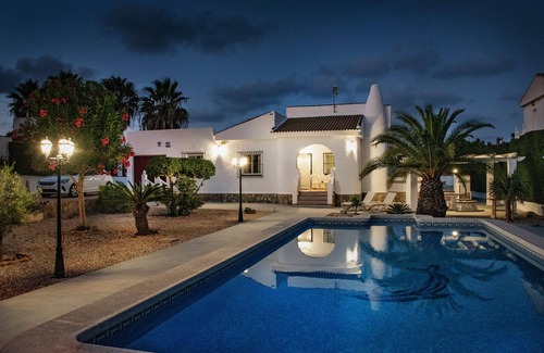 San Luis Villa | Bonito chalet con piscina privada en amplia parcela