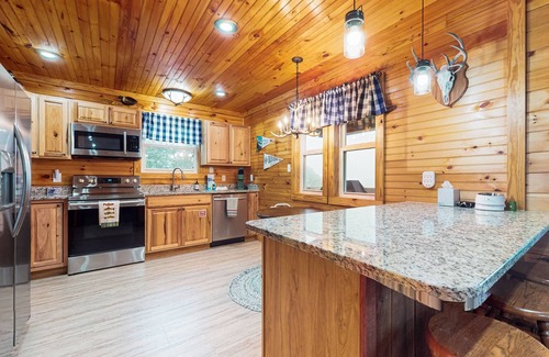 Tazewell Cabina | Lovely dog-friendly cabin overlooking the river w/kids games, Wi-Fi