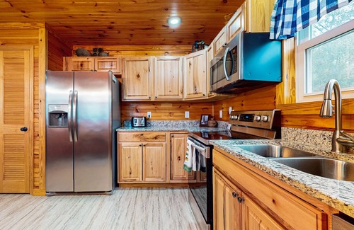 Tazewell Cabina | Lovely dog-friendly cabin overlooking the river w/kids games, Wi-Fi