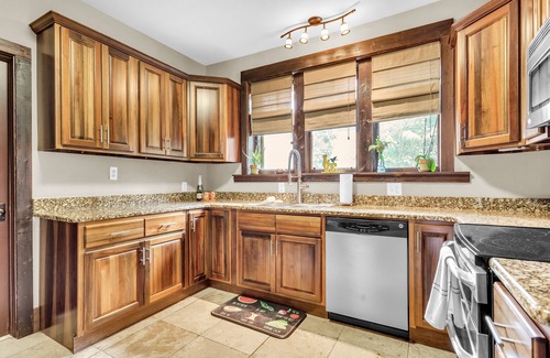 Atlanta Casa | Lovely dog-friendly home with tennis, grill, fireplace, & washer/dryer