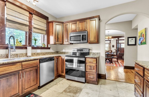 Atlanta Casa | Lovely dog-friendly home with tennis, grill, fireplace, & washer/dryer