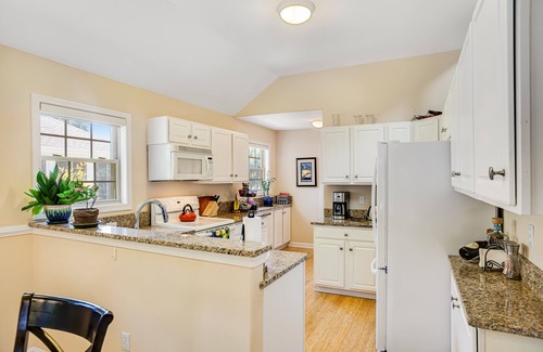 Lewes Casa | Lovely dog-friendly home with tennis, fast WiFi, deck, grill & W/D
