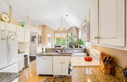 Lewes Casa | Lovely dog-friendly home with tennis, fast WiFi, deck, grill & W/D