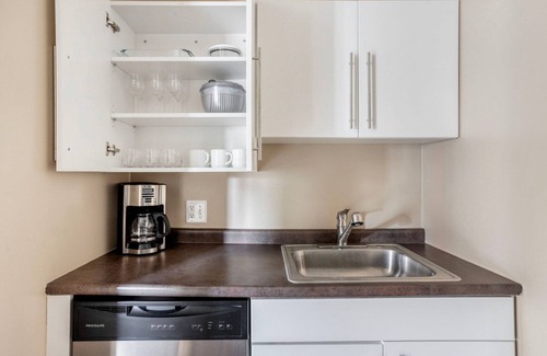Lower Mills Apartamento | Lovely Dorchester Lower Mills Studio w/ Gym & W/D, by Blueground