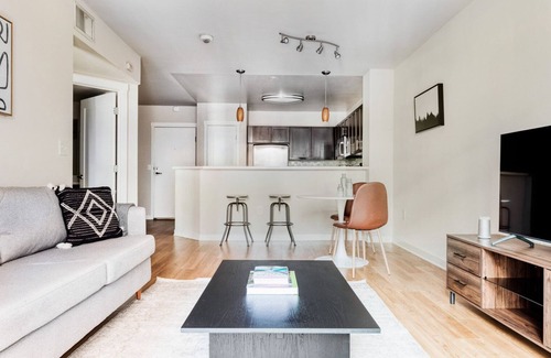 City West Apartamento | Lovely Downtown 1BR w/ Pool, W/D & Gym, near 7th St Metro, by Blueground