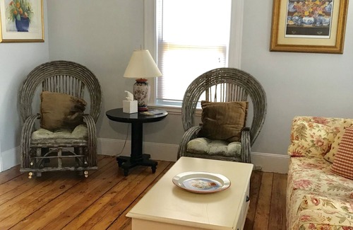 Beverly Casa | Lovely Downtown Beverly