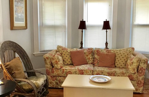 Beverly Casa | Lovely Downtown Beverly