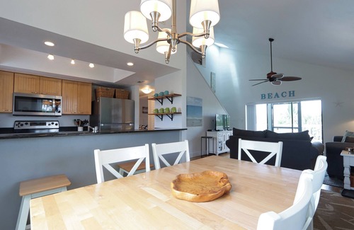 The Dunes Casa | Lovely Elevated Duplex with Spacious Open-Concept Living Area - Oasis Inn at the Dunes