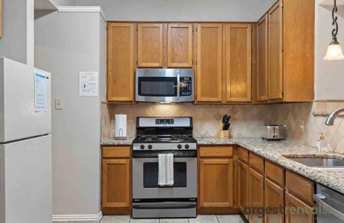 South Arlington Casa | Lovely Family Home | Garage | Patio | Pet Friendly