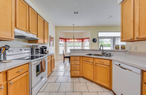 Fernandina Beach Casa | Lovely Family Home w/ Lanai, 6 Mi to Amelia Island