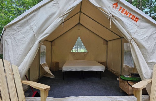 Deer Lodge Alquiler De RV | Lovely glamping site off the beaten path in a beautiful wooded setting.