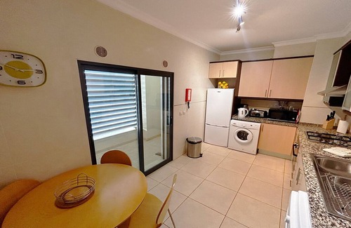 Lagos Apartamento | Lovely Ground Floor 2 Bedroom Apart w/ Communal Pool, Close to Beach & Amenities
