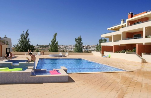 Lagos Apartamento | Lovely Ground Floor 2 Bedroom Apart w/ Communal Pool, Close to Beach & Amenities